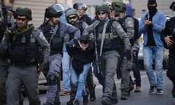 İşgalci İsrail, Batı Şeria'da 12 Filistinliyi esir aldı
