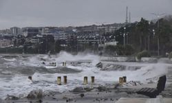 İstanbul'da fırtına ulaşımı aksattı