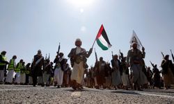 Yemen Hükümeti askeri geçit töreni düzenledi