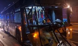 İETT otobüsü park halindeki kamyona çarptı: 9 yaralı