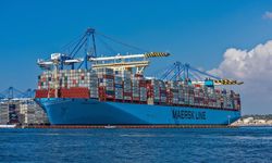Kızıldeniz'de saldırıya uğrayan Maersk, rota değişikliğine gitti