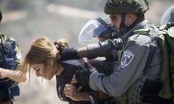 Katil İsrail militanları Gazze'de kadınlara karşı ahlaksız bir savaş yürütüyor