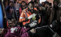 İşgalci İsrail yardım tırlarını bekleyenlere saldırdı: 10 şehit, 15 yaralı