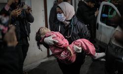 Katil İsrail Refah'ta bir evi bombaladı, 4'ü çocuk 7 Filistinli şehit oldu