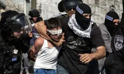 Siyonist İsrail Batı Şeria'da 25 Filistinliyi esir aldı