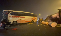 Yolcu otobüsü tıra çarptı: 19 kişi yaralandı