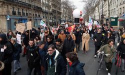 Paris'te öğretmenler maaş artışı talebiyle eylem yaptı