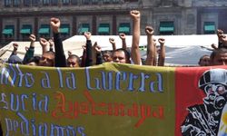 Meksika'da protestocular devlet başkanı içerdeyken sarayın kapısını kırdı