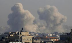 Siyonist İsrail Gazze'de sivillerin toplandığı alanı hedef aldı