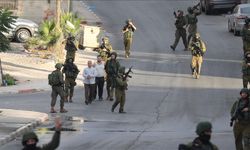 Siyonist İsrail güçleri, Batı Şeria'da 15 Filistinliyi esir aldı