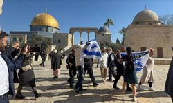 Mescid-i Aksa'da Siyonist İsrail bayrağı açıldı