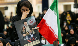 İran halkı şehitlerinin yasını tutuyor