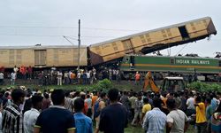 Hindistan'da tren kazası: Bir vagon havada asılı kaldı