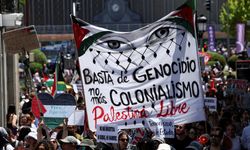 İspanya'da üniversite öğrencileri Filistin'e destek için yol kapattı