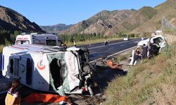 Ambulans ile hafif ticari araç kafa kafaya çarpıştı: 4 ölü, 1 yaralı