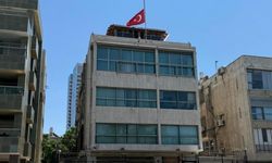 Milli yas nedeniyle Türkiye'nin Tel Aviv Büyükelçiliği'nde bayraklar yarıya indirildi