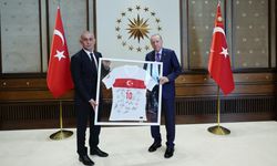 Cumhurbaşkanı Erdoğan, TFF Başkanı Hacıosmanoğlu ile beraberindekileri kabul etti