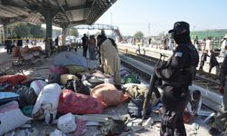 Pakistan'da tren istasyonunda patlama: En az 26 ölü