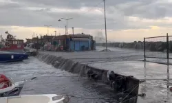 İstanbul'da lodos etkili oldu: Deniz taştı, tekneler zarar gördü