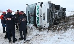 Kars'ta yolcu otobüsü devrildi