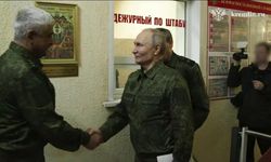 Putin askeri üniforma giyerek Kursk'u ziyaret etti