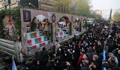 Tahran'da şehit askerler için görkemli tören
