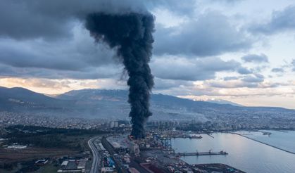 İskenderun Limanı'nda depremde çıkan devasa yangın devam ediyor