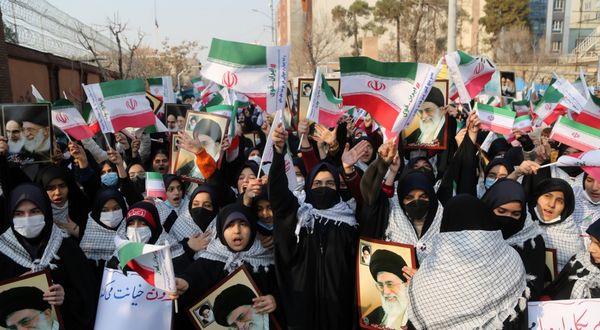 İran'da öğrenciler Charlie Hebdo dergisini protesto etti