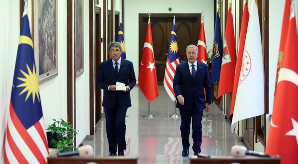 Milli Savunma Bakanı Akar, Malezya Savunma Bakanı ile bir araya geldi
