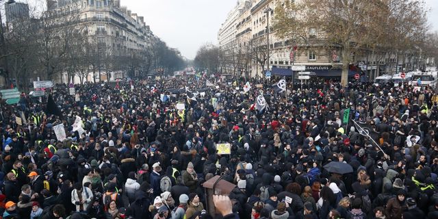 Fransa hükümeti kitlesel grevden endişeli