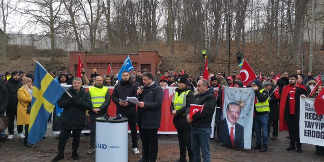 İsveç'te terör örgütü PKK destekçilerinin provokasyonu protesto edildi