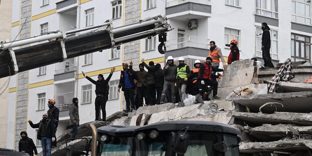 Depremde yıkılan binalarla ilgili soruşturma: 83 tutuklama