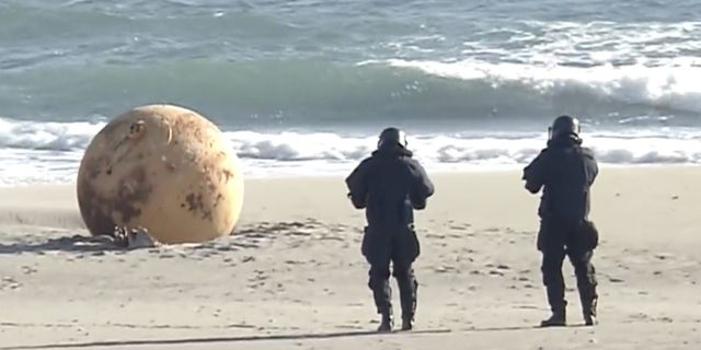 Japonya 'gizemli top' nedeniyle sahili kapattı