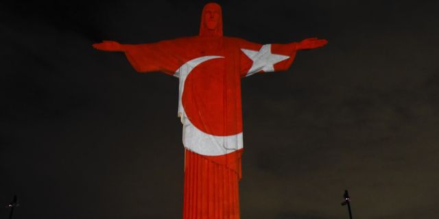 Brezilya'da Kurtarıcı İsa heykeline Türkiye ve Suriye bayrakları yansıtıldı