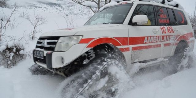 Paletli ambulans kar kış dinlemiyor