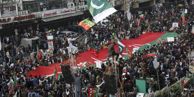 Pakistan'da İmran Han destekçilerine polis müdahalesi