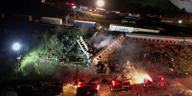 Yunanistan'da iki tren çarpıştı: En az 32 ölü