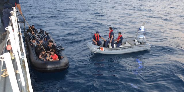 Sürüklenen bottaki 24 düzensiz göçmen kurtarıldı