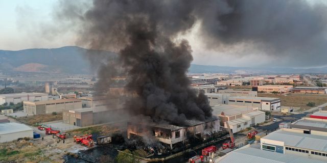 Manisa'da geri dönüşüm fabrikasında çıkan yangın kontrol altına alındı