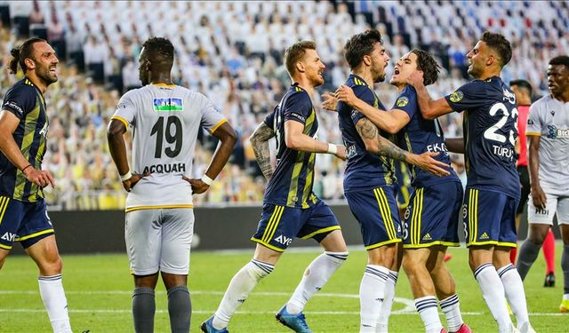 Fenerbahçe'nin yüzü uzatma dakikalarında güldü