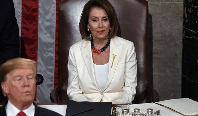 Nancy Pelosi'den 'Trump azledilsin' çağrısı