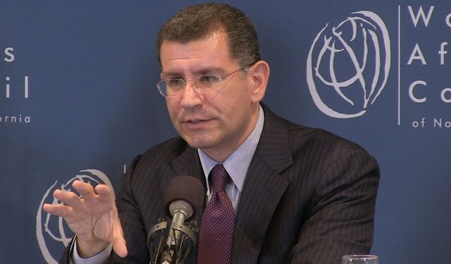 Eski CIA ajanı, İran'a daha fazla baskı isteyen sinsi planı yazdı