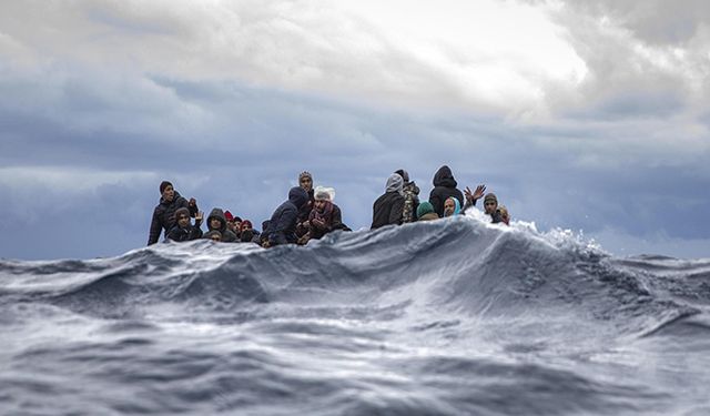 Libya açıklarında göçmenleri taşıyan tekne battı