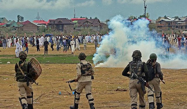 Keşmir yürüyüşlerine bombalı saldırı: Ölü ve yaralılar var