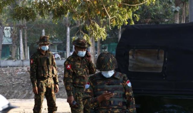 Myanmar'da halk darbeyi protesto için sokaklarda