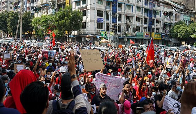 Myanmar'da bazı kentlerde sıkıyönetim ilan edildi