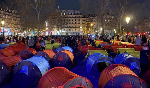 Sığınmacılar Paris'te kamp kurdu