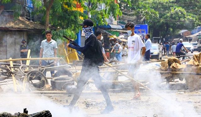 Myanmar'da polisten göstericilere sert müdahale