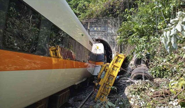 Tren raydan çıktı: 36 ölü, 60 yaralı