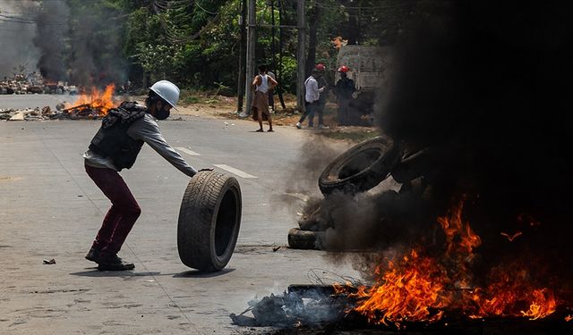 Myanmar'da protestocular polis karakoluna saldırdı